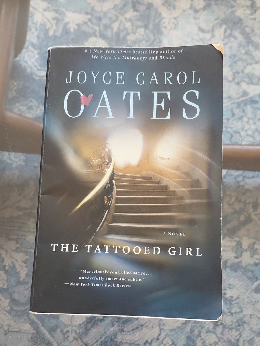 🔴 Joyce Carol Oates "The Tattooed Girl" - Dark Blue & Black Paperback